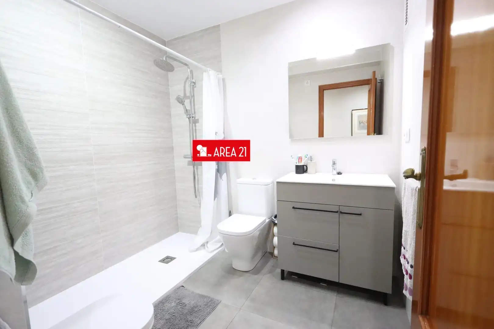 Baño de Piso en venta en La Pobla de Vallbona con Balcón