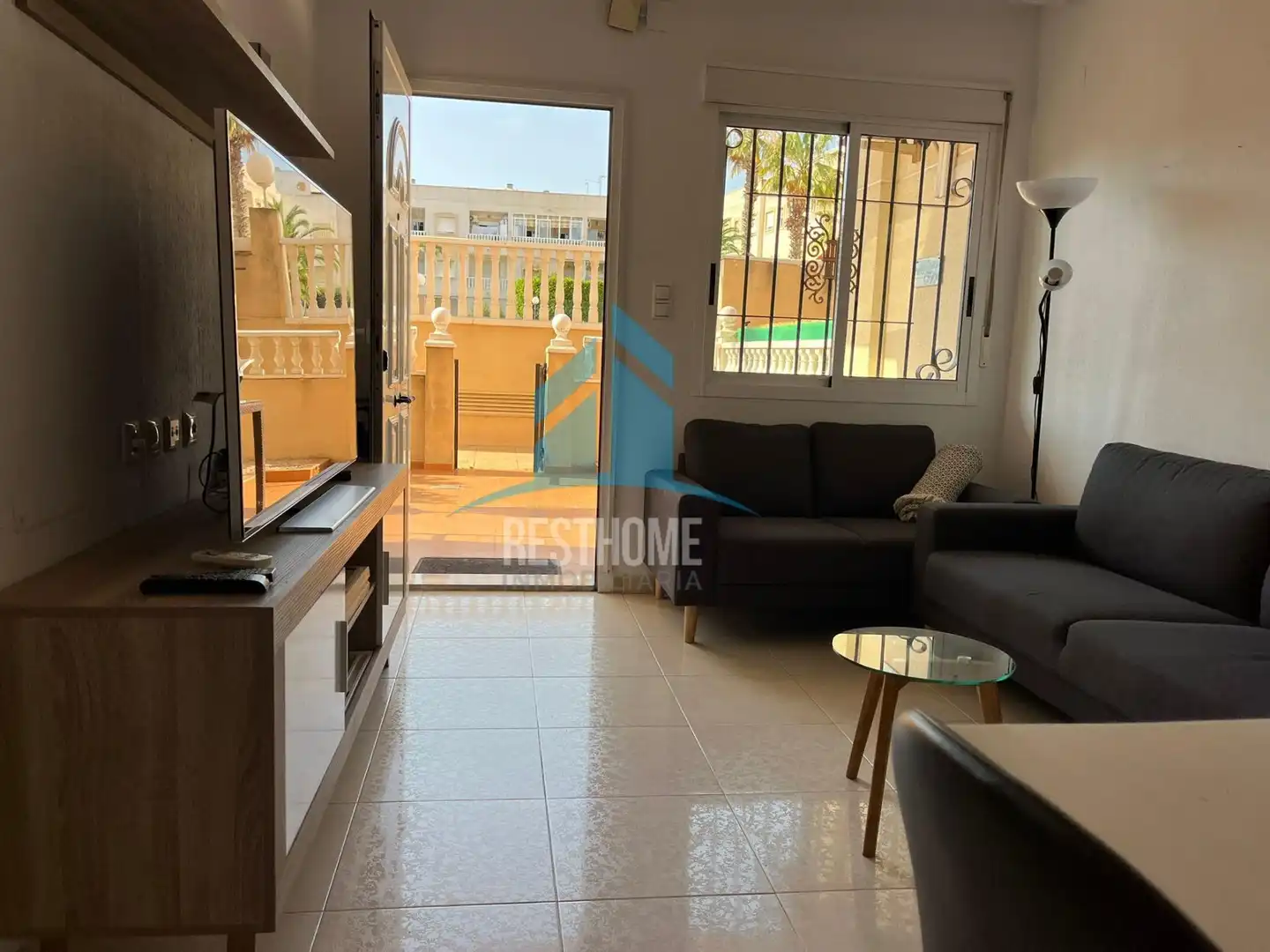 Sala d'estar de Apartament en venda en Torrevieja amb Aire condicionat, Jardí privat i Terrassa