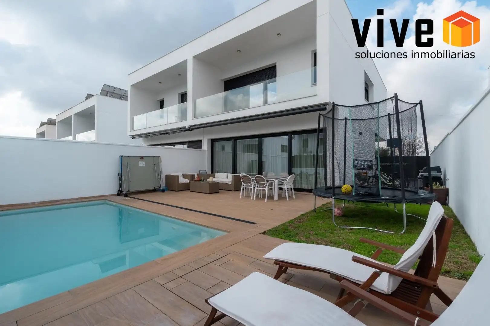 Piscina de Casa adosada en venda en Mairena del Aljarafe amb Aire condicionat, Calefacció i Jardí privat