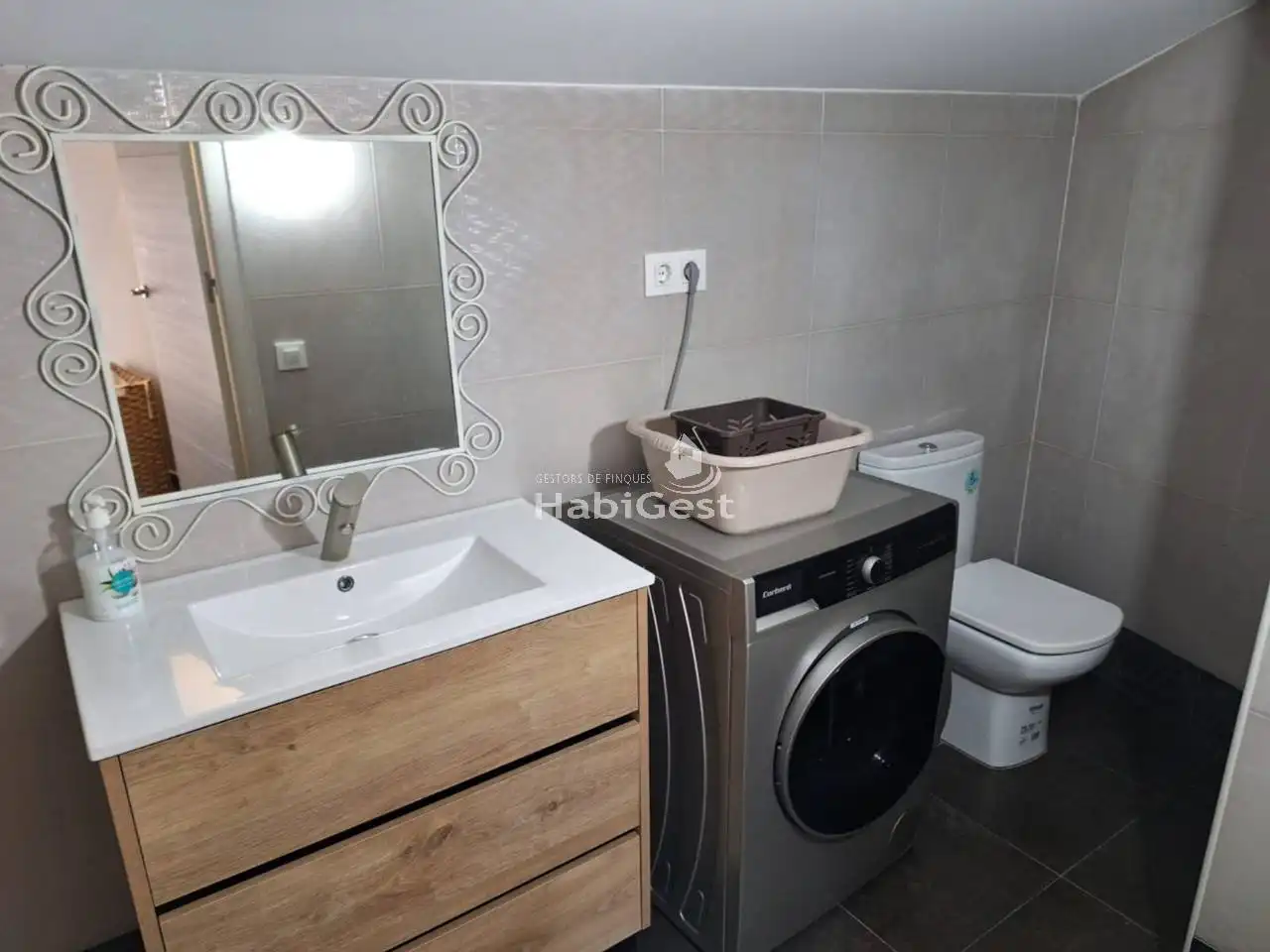 Badezimmer von Maisonette zum Verkauf in Sils mit Klimaanlage, Terrasse und Gemeinschaftspool