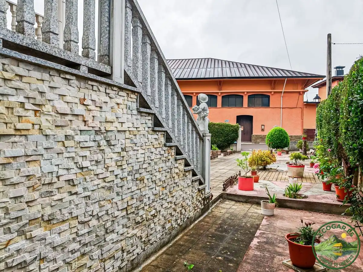 Vista exterior de Casa o xalet en venda en Cacabelos amb Calefacció, Jardí privat i Terrassa