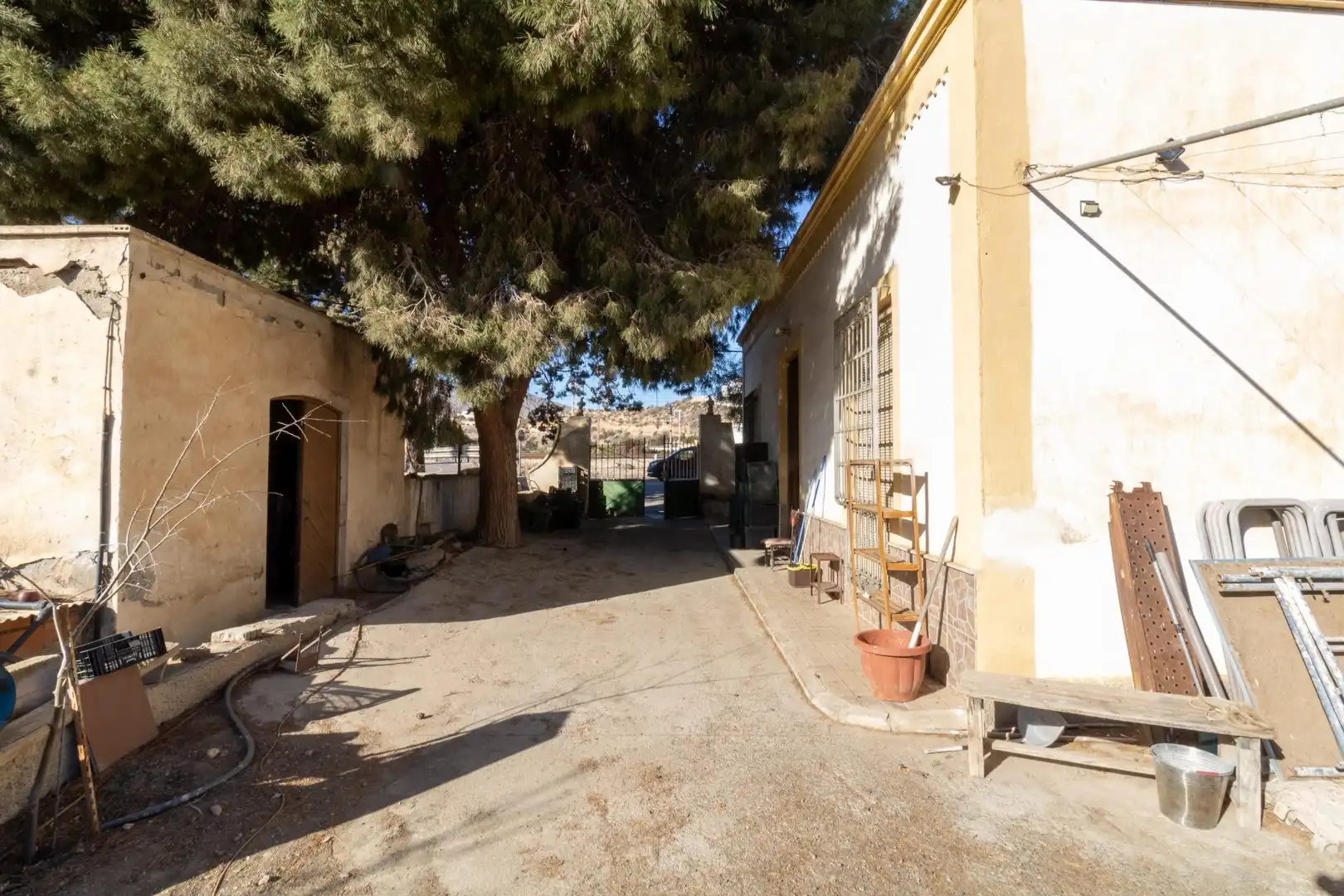 Vista exterior de Finca rústica en venda en Benahadux amb Aire condicionat, Jardí privat i Terrassa