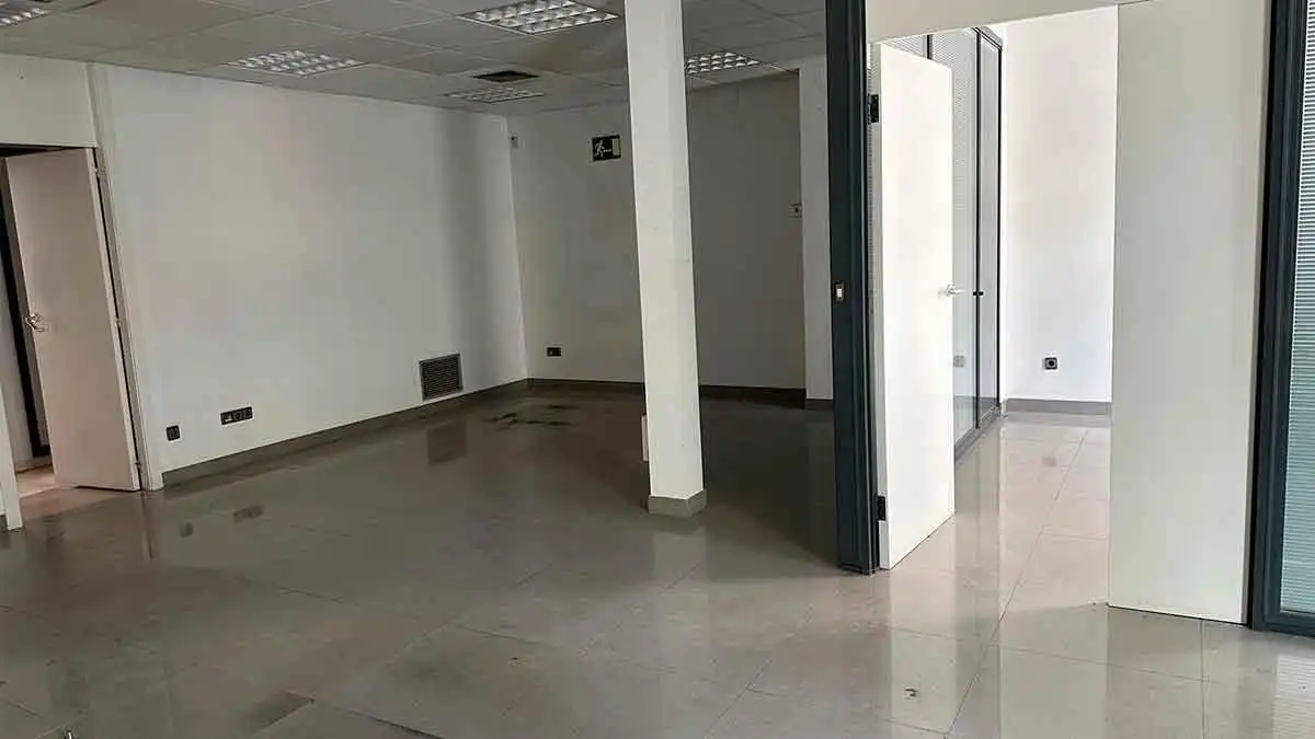 Local comercial en venda a Cistierna, imagen 4