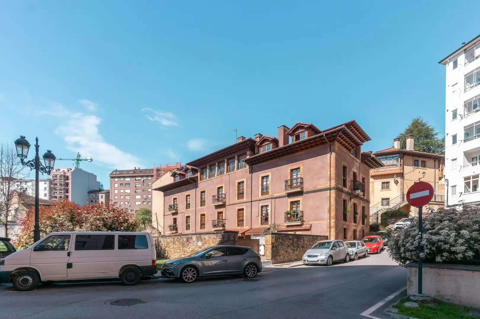 Vista exterior de Pis en venda en Oviedo  amb Calefacció, Moblat i Balcó