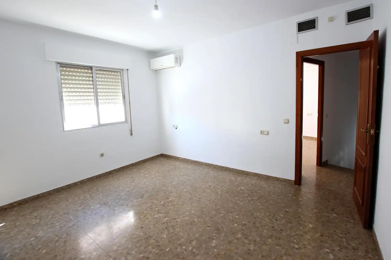 Casa adosada en venda en Montijo amb Aire condicionat, Jardí privat i Traster