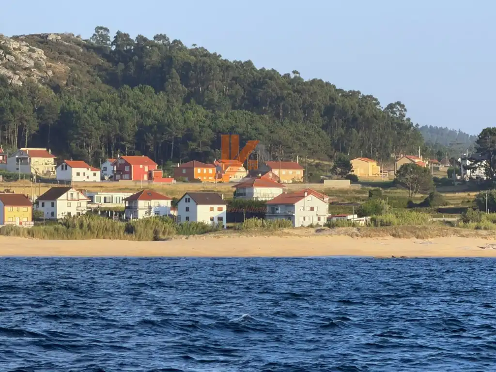 Vista exterior de Casa o xalet en venda en Porto do Son amb Jardí privat, Terrassa i Moblat