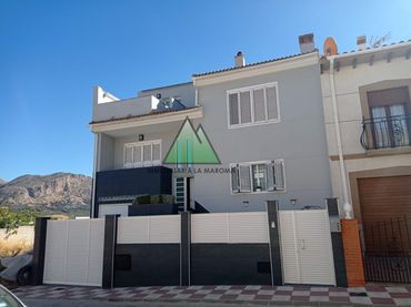Casa con balcone in vendita a Calle Conde