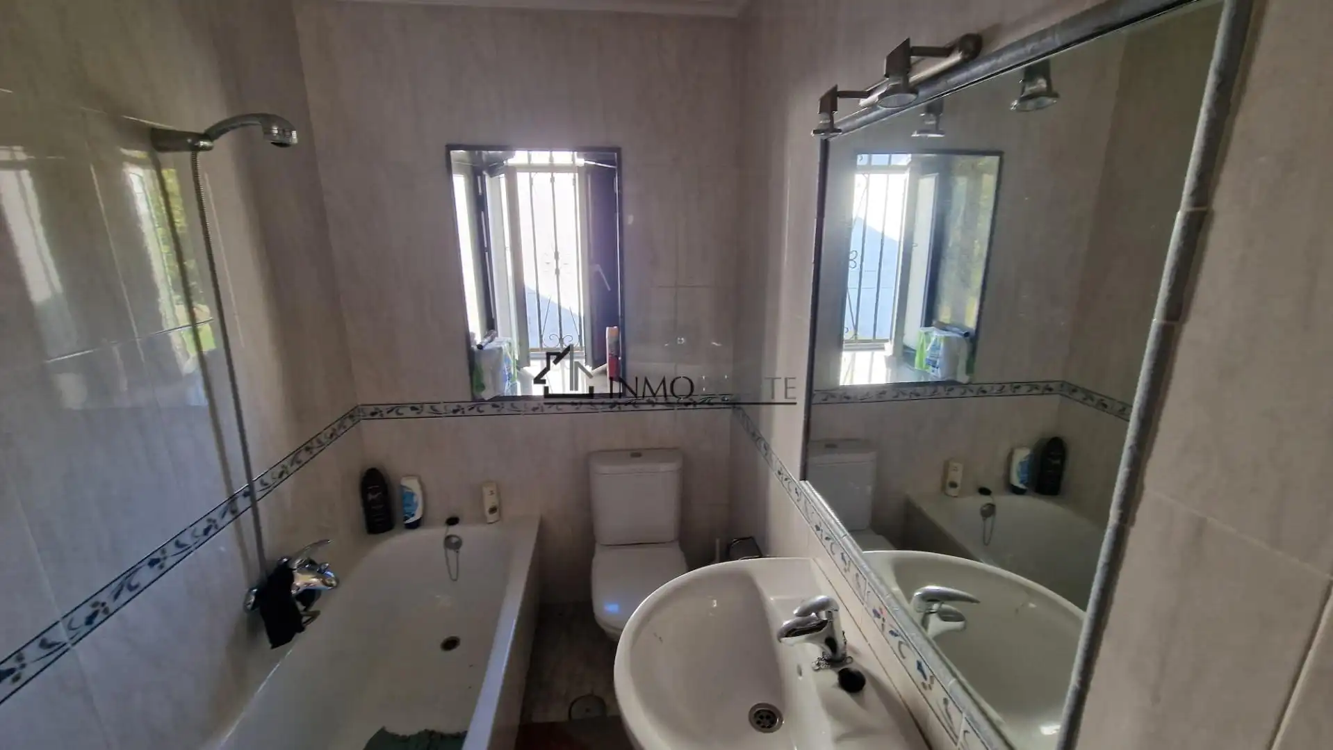 Bany de Casa o xalet en venda en Pontevedra Capital  amb Jardí privat