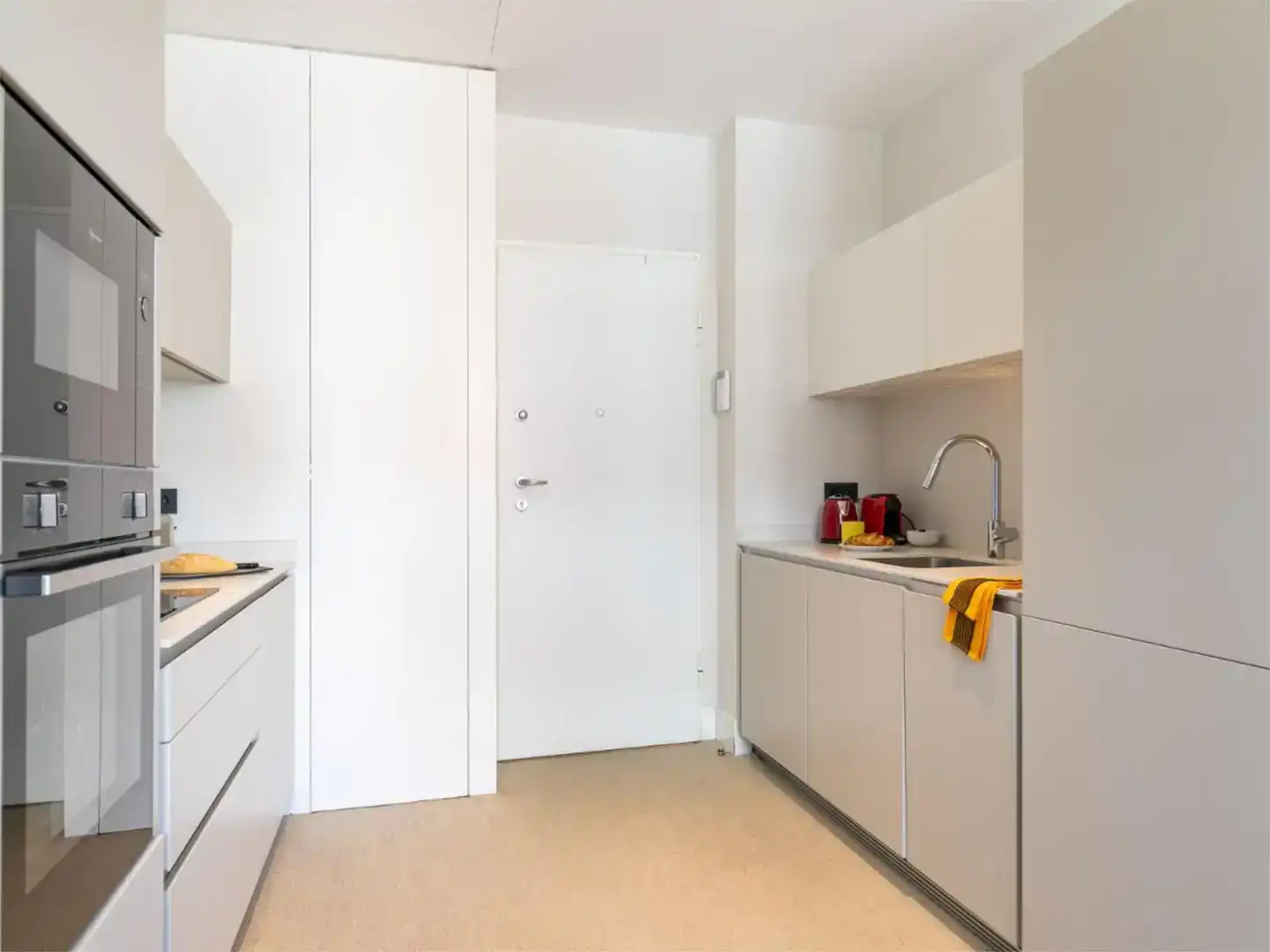 Cuina de Apartament de lloguer en  Madrid Capital amb Aire condicionat i Piscina