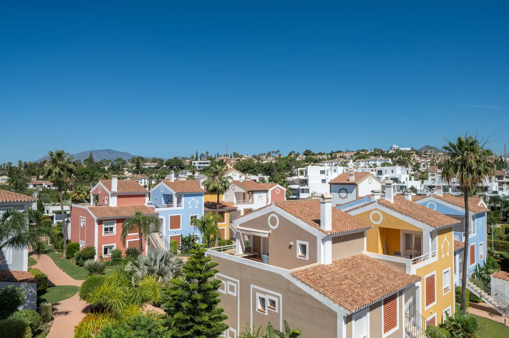 Vista exterior de Àtic en venda en Estepona amb Aire condicionat, Terrassa i Traster
