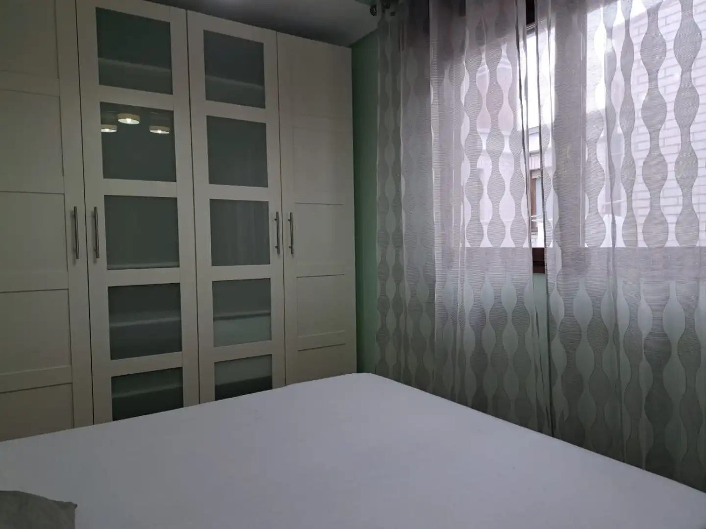 Schlafzimmer von Wohnungen zur Miete in Gijón  mit Heizung, Parkett und Balkon