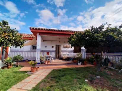 Vista exterior de Casa o xalet en venda en El Puerto de Santa María amb Jardí privat i Terrassa