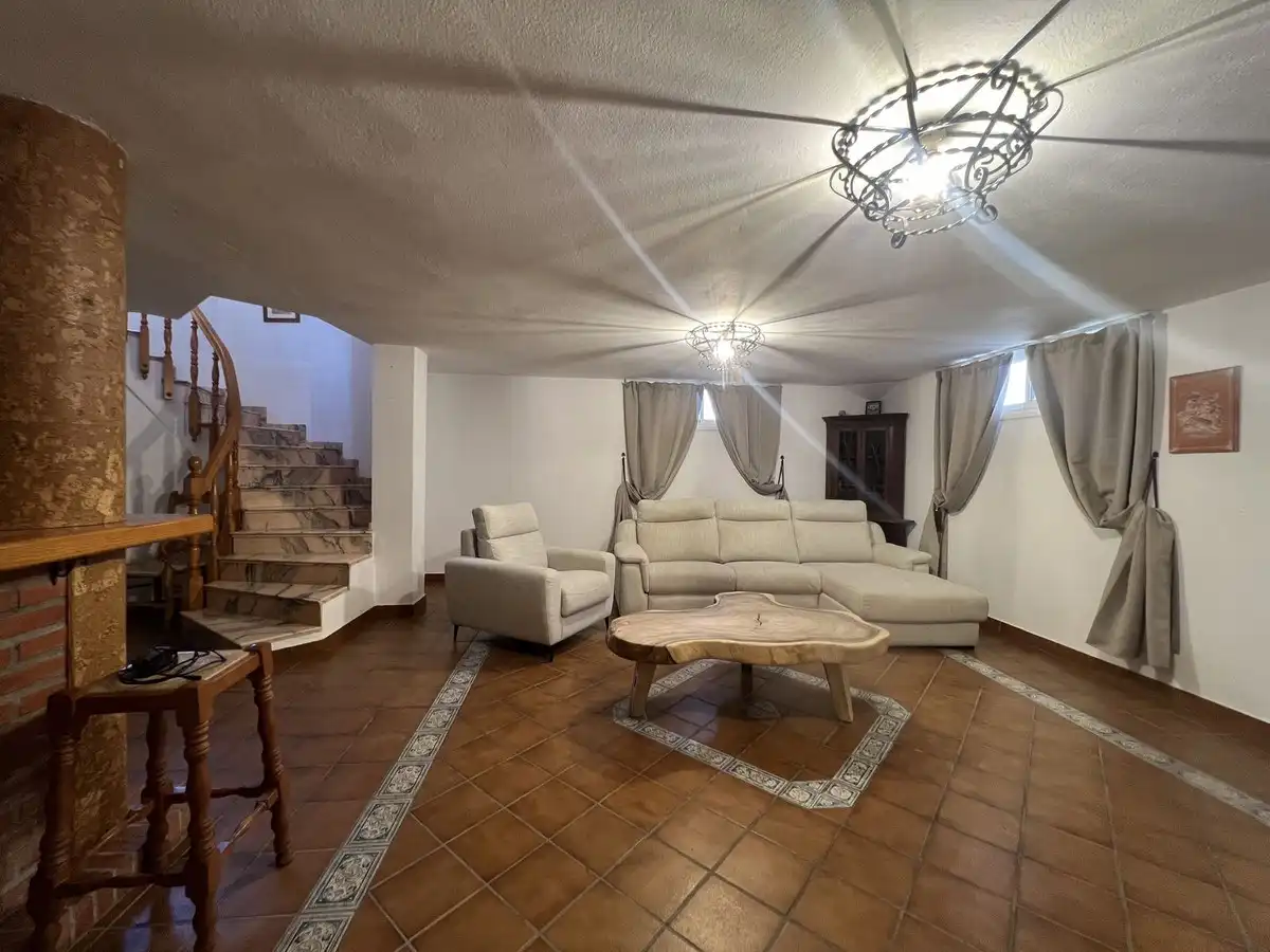 Sala d'estar de Casa adosada en venda en Marbella amb Terrassa i Alarma