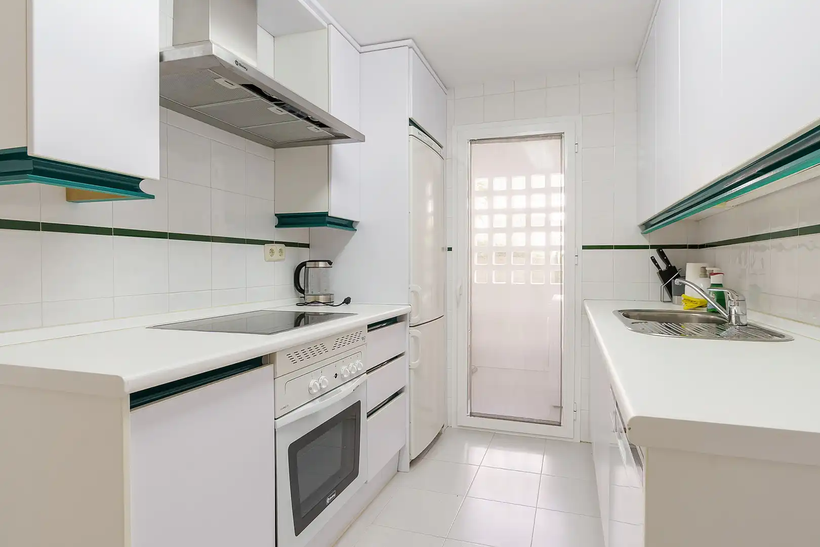Cuina de Planta baixa de lloguer en Marbella amb Terrassa, Piscina i Piscina comunitària