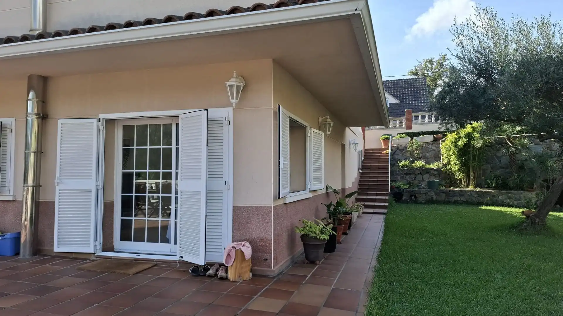 Vista exterior de Casa o xalet en venda en Cervelló amb Calefacció, Terrassa i Piscina