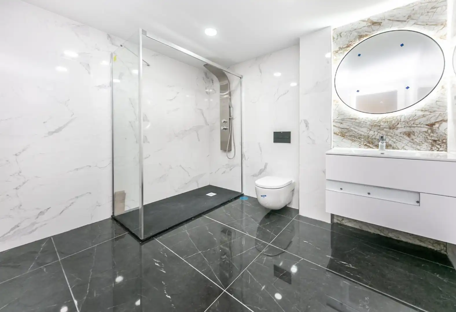 Baño de Apartamento en venta en Marbella con Aire acondicionado, Calefacción y Terraza