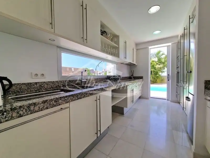 Cuina de Casa o xalet en venda en Adeje amb Aire condicionat, Jardí privat i Terrassa