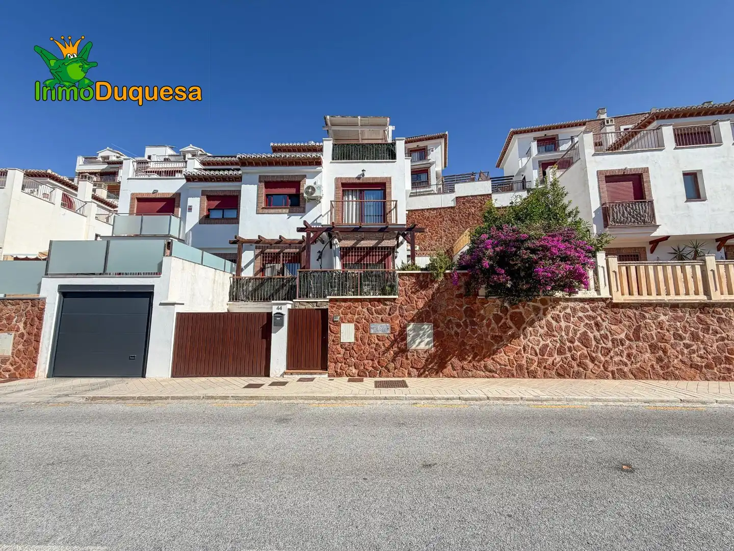 Casa aparellada amb balcó en venda a Calle DOÑANA 44
