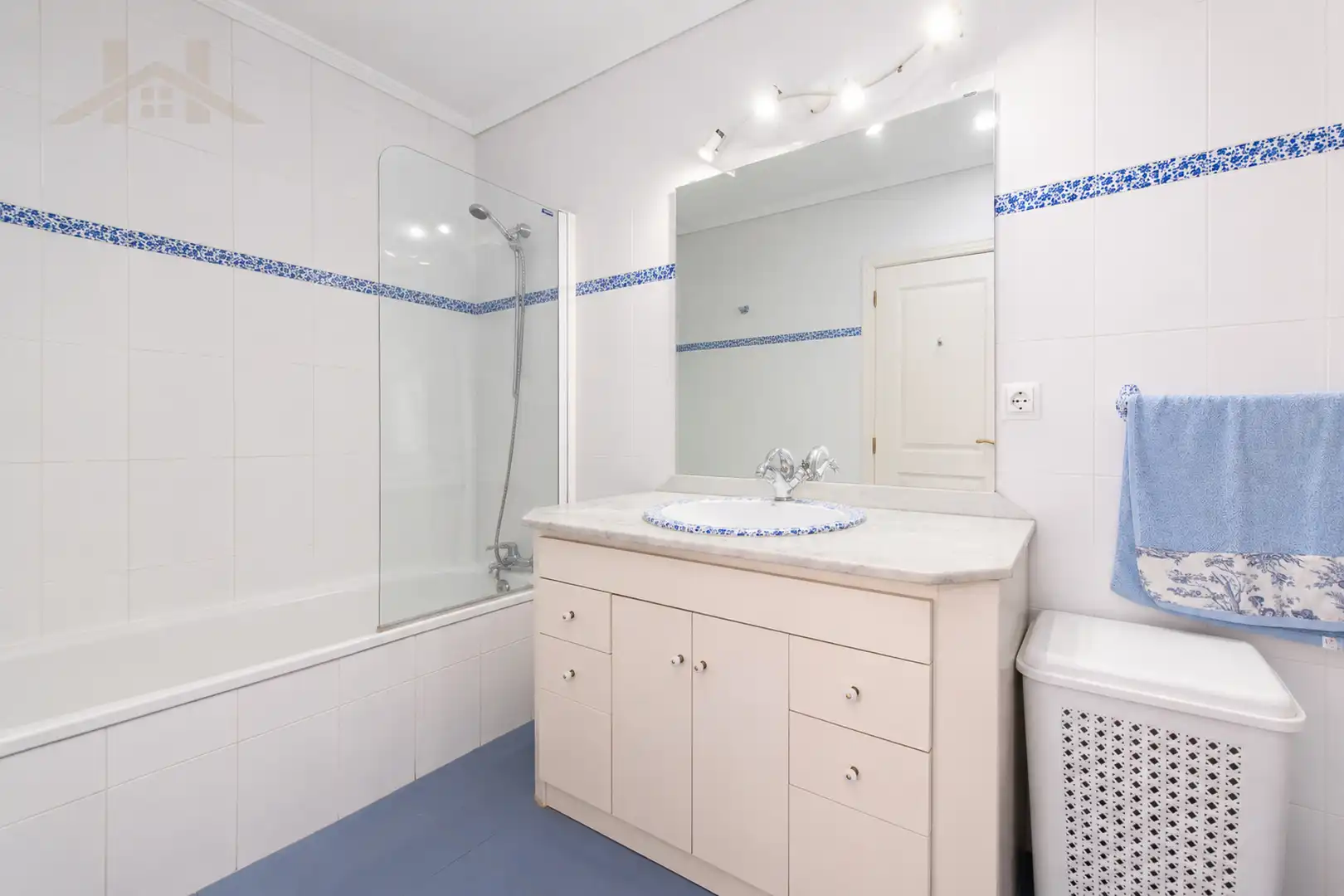 Bathroom of Houses for sale in La Moraleja  with Air Conditioner, Heating and Private garden