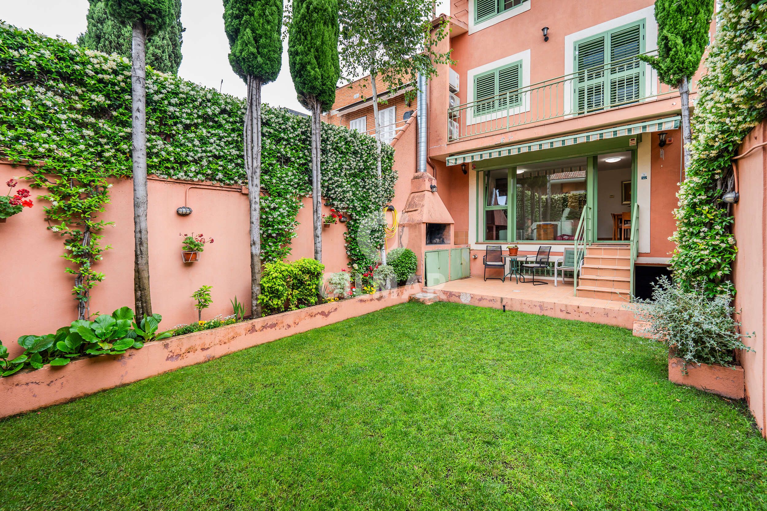 Jardí de Casa adosada en venda en  Madrid Capital amb Calefacció i Jardí privat
