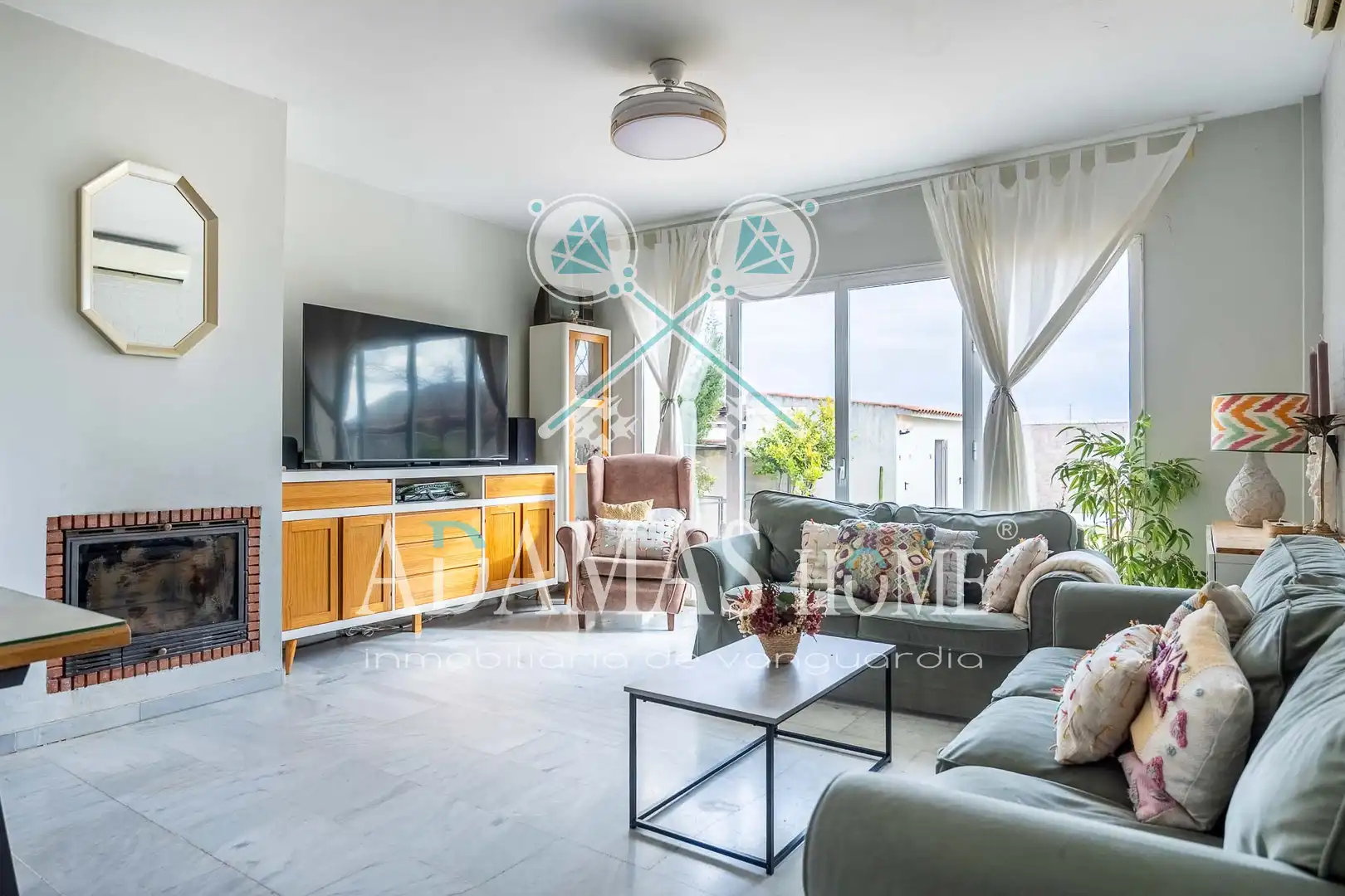 Sala de estar de Casa o chalet en venta en Valencina de la Concepción con Aire acondicionado, Calefacción y Jardín privado