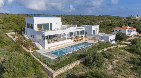 Exclusiva  Diseño contemporáneo, orientación sur y vistas panorámicas del mar en Punta Prima, Menorca