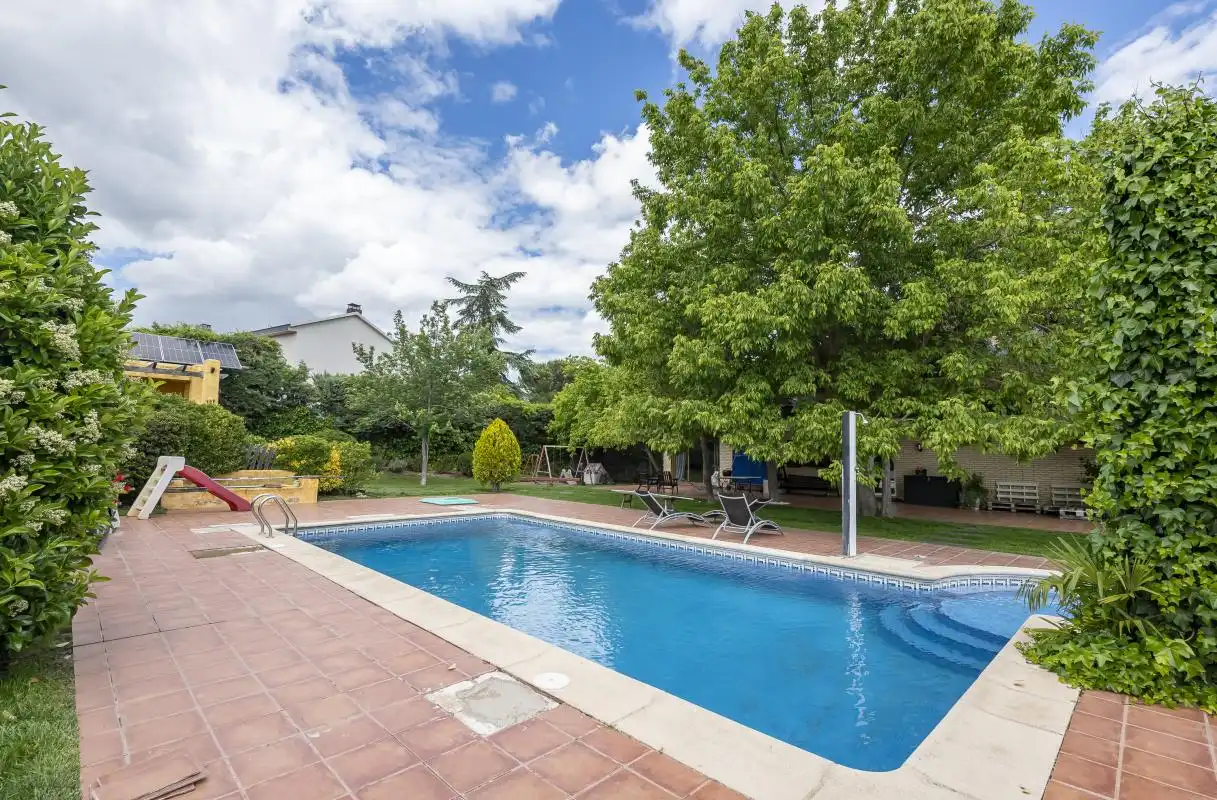 Piscina de Casa o chalet en venta en Boadilla del Monte con Aire acondicionado, Calefacción y Jardín privado
