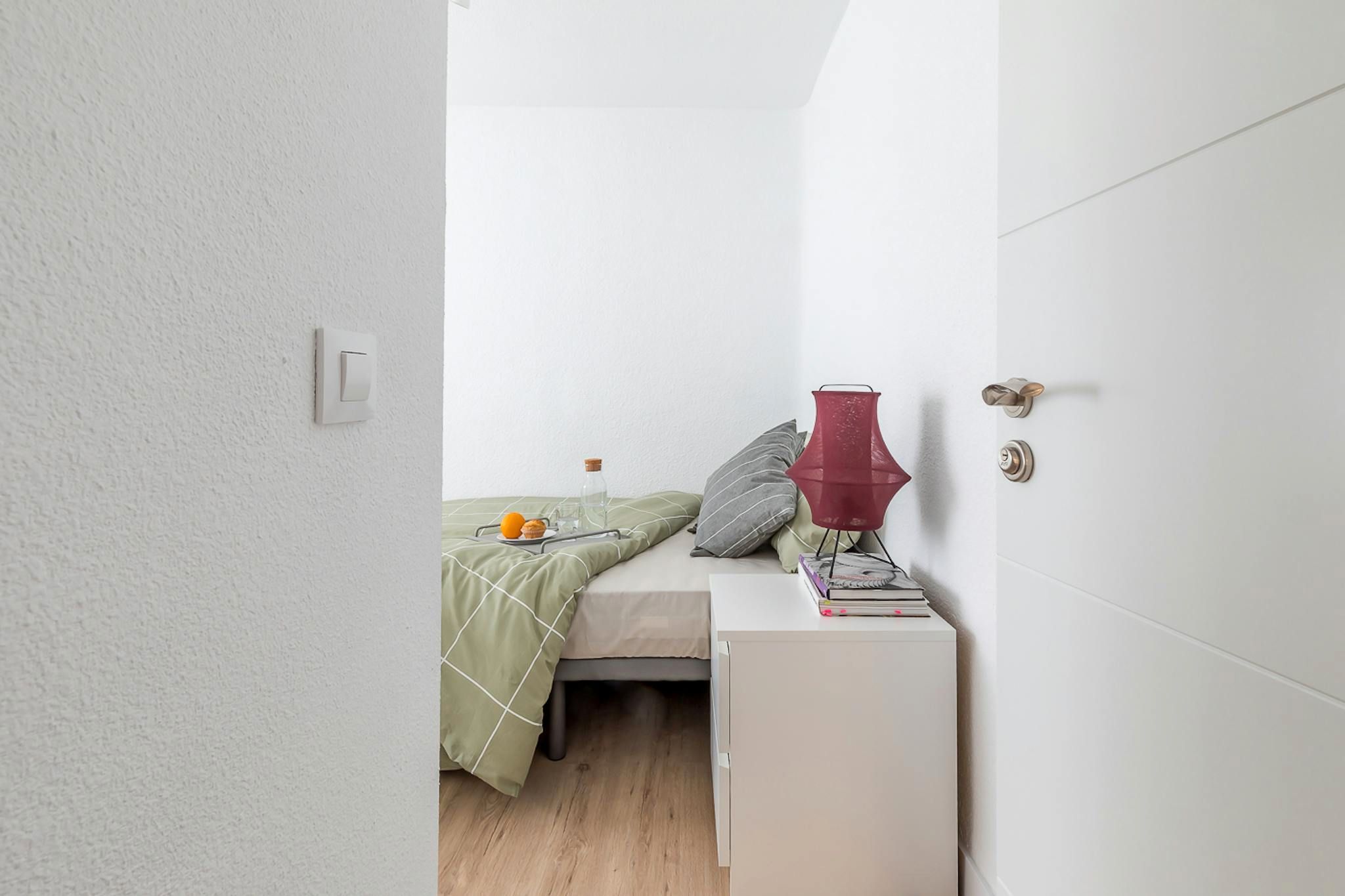 Bedroom of Flat for share in  Madrid Capital  with Air Conditioner, Heating and Furnished