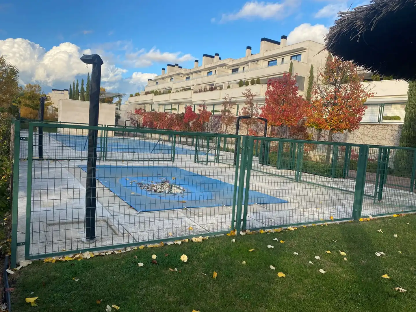Aparcament de Casa adosada en venda en Boadilla del Monte amb Calefacció, Jardí privat i Terrassa