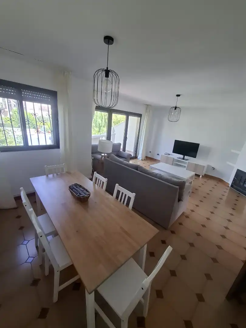 Sala d'estar de Casa adosada en venda en Villaviciosa de Odón amb Aire condicionat, Calefacció i Jardí privat