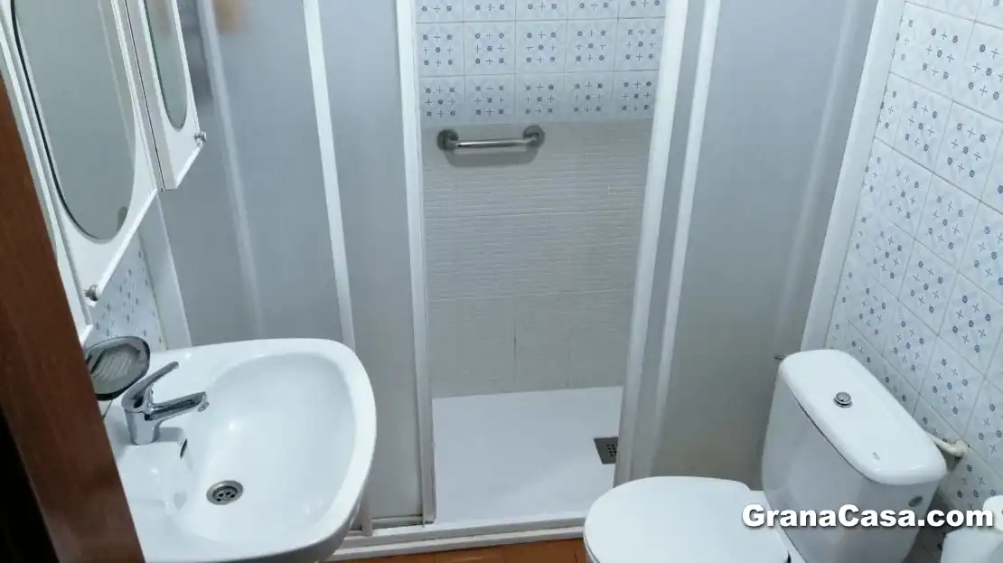 Bathroom of Flat for share in Granada  with Heating, Terrace and Furnished