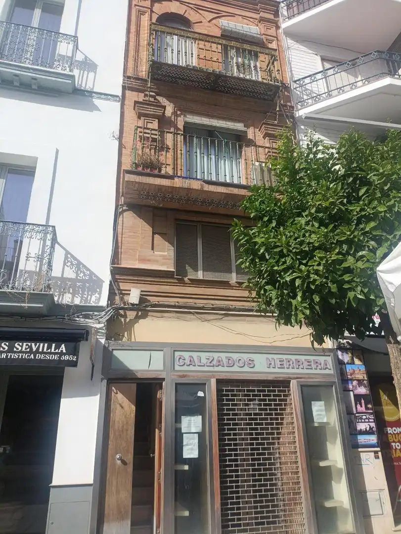 Vista exterior de Casa adosada en venda en Sevilla amb Terrassa