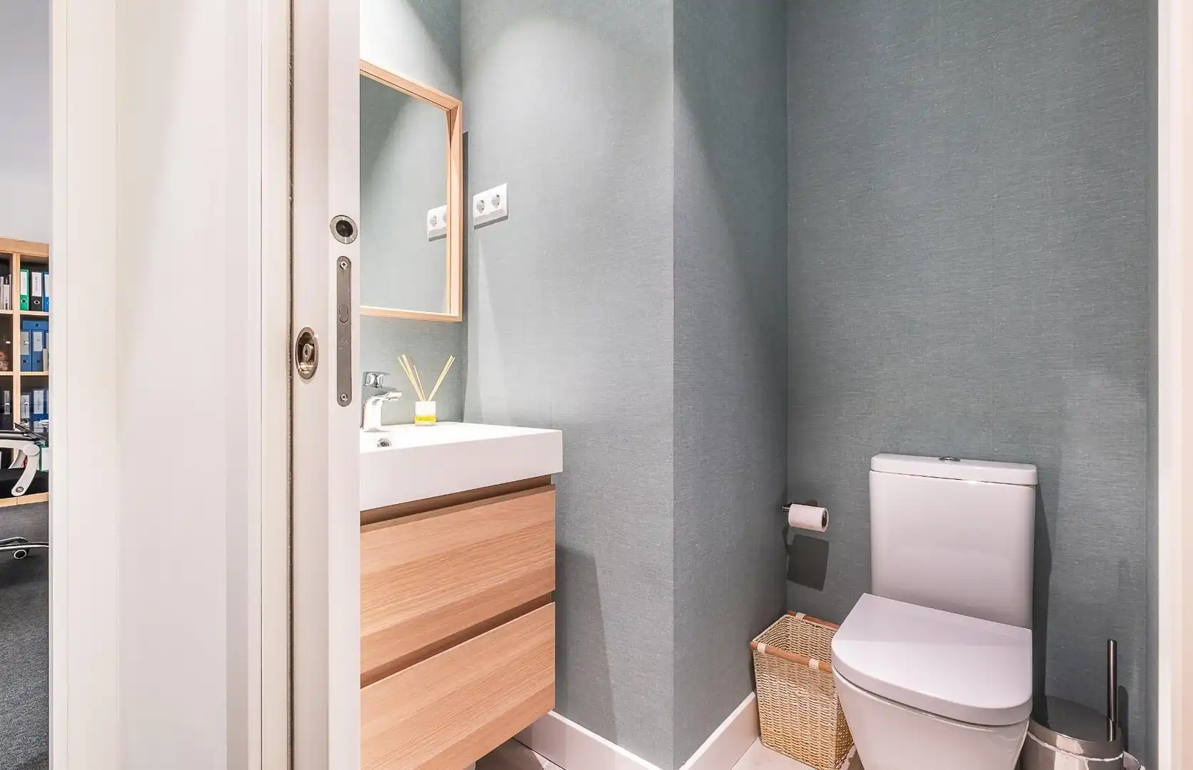Badezimmer von Büro zur Miete in Madrid mit Klimaanlage und Heizung