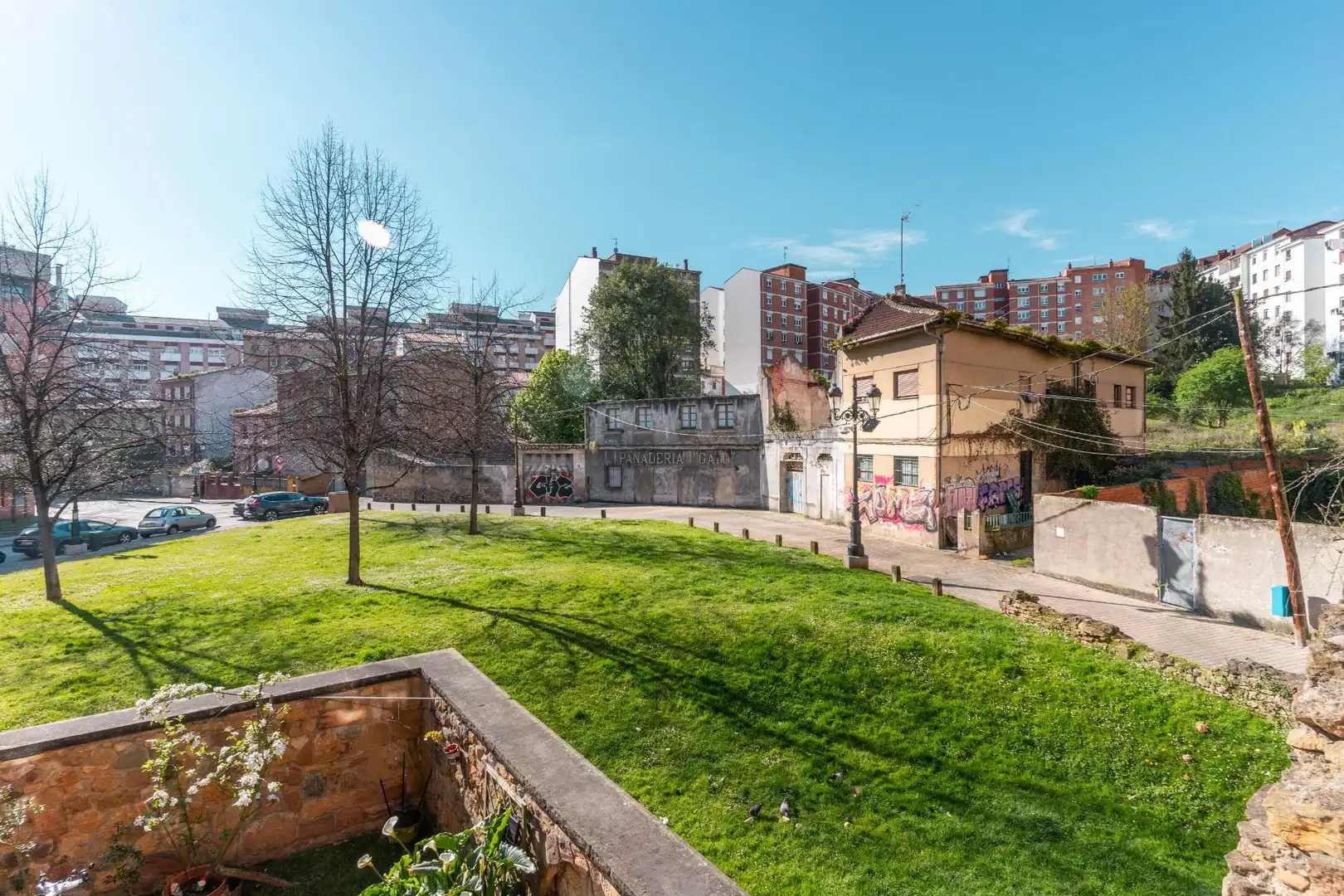 Vista exterior de Pis en venda en Oviedo  amb Calefacció, Moblat i Balcó