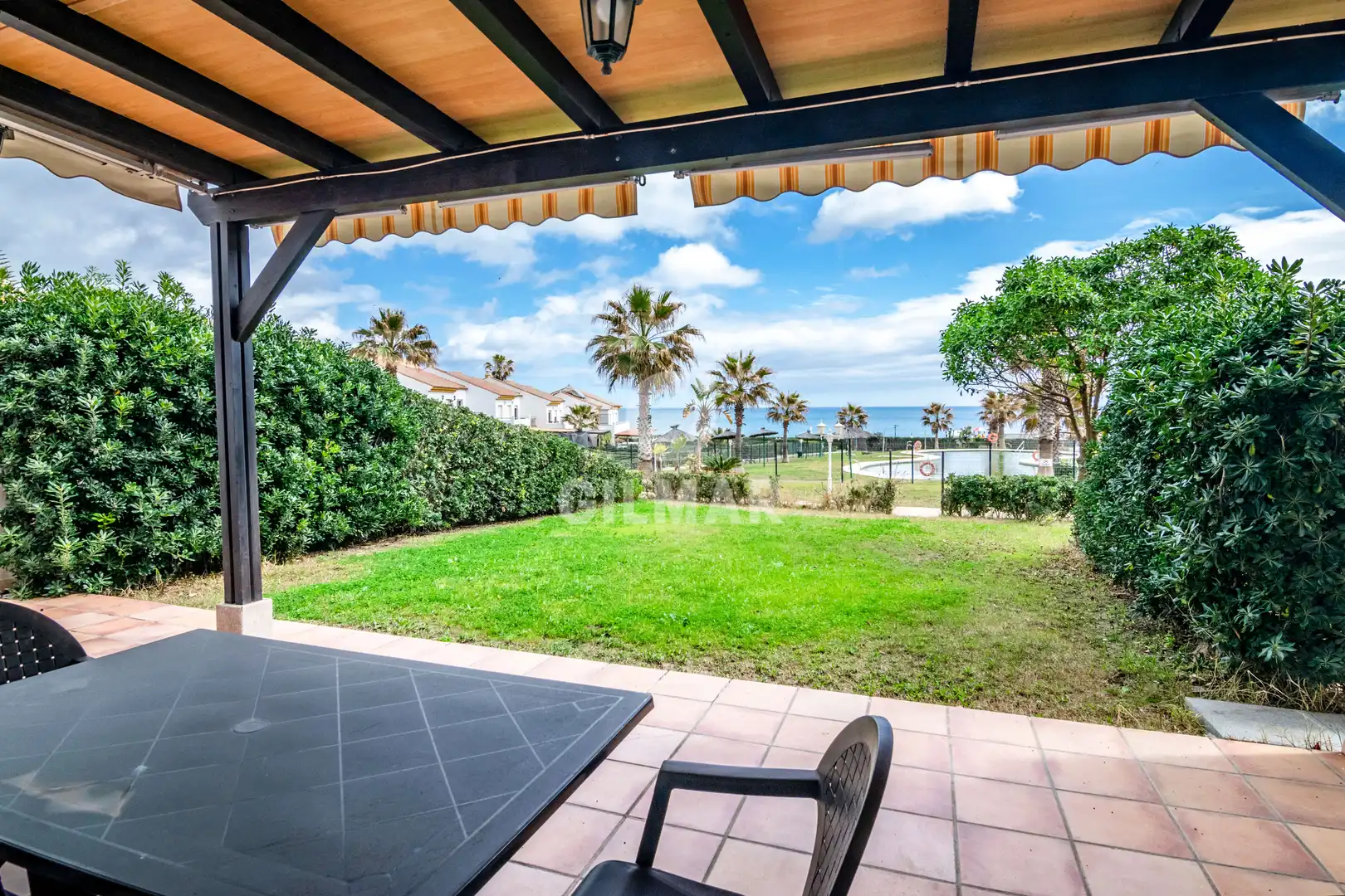 Garten von Einfamilien-Reihenhaus zum Verkauf in Manilva mit Heizung, Privatgarten und Schwimmbad