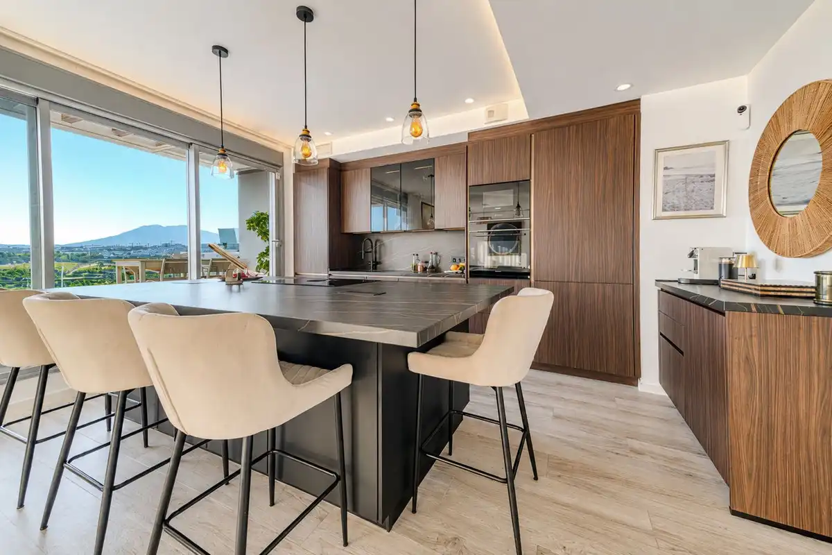 Küche von Dachboden zum Verkauf in Estepona mit Klimaanlage, Terrasse und Abstellraum