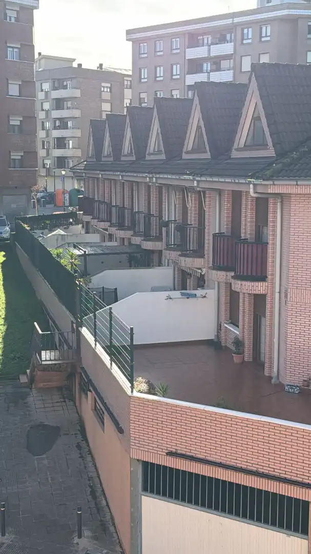 Vista exterior de Casa o xalet en venda en Valle de Trápaga-Trapagaran amb Calefacció, Jardí privat i Terrassa