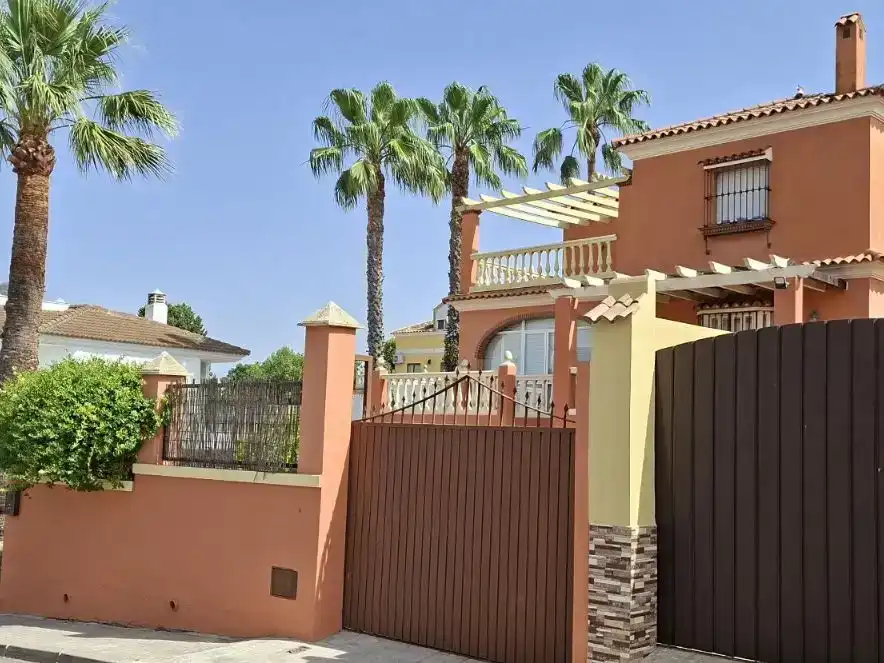 Vista exterior de Casa o chalet en venta en Salteras con Aire acondicionado, Piscina y Balcón