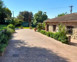 Vista exterior de Casa o xalet en venda en Cáceres Capital amb Jardí privat, Terrassa i Traster