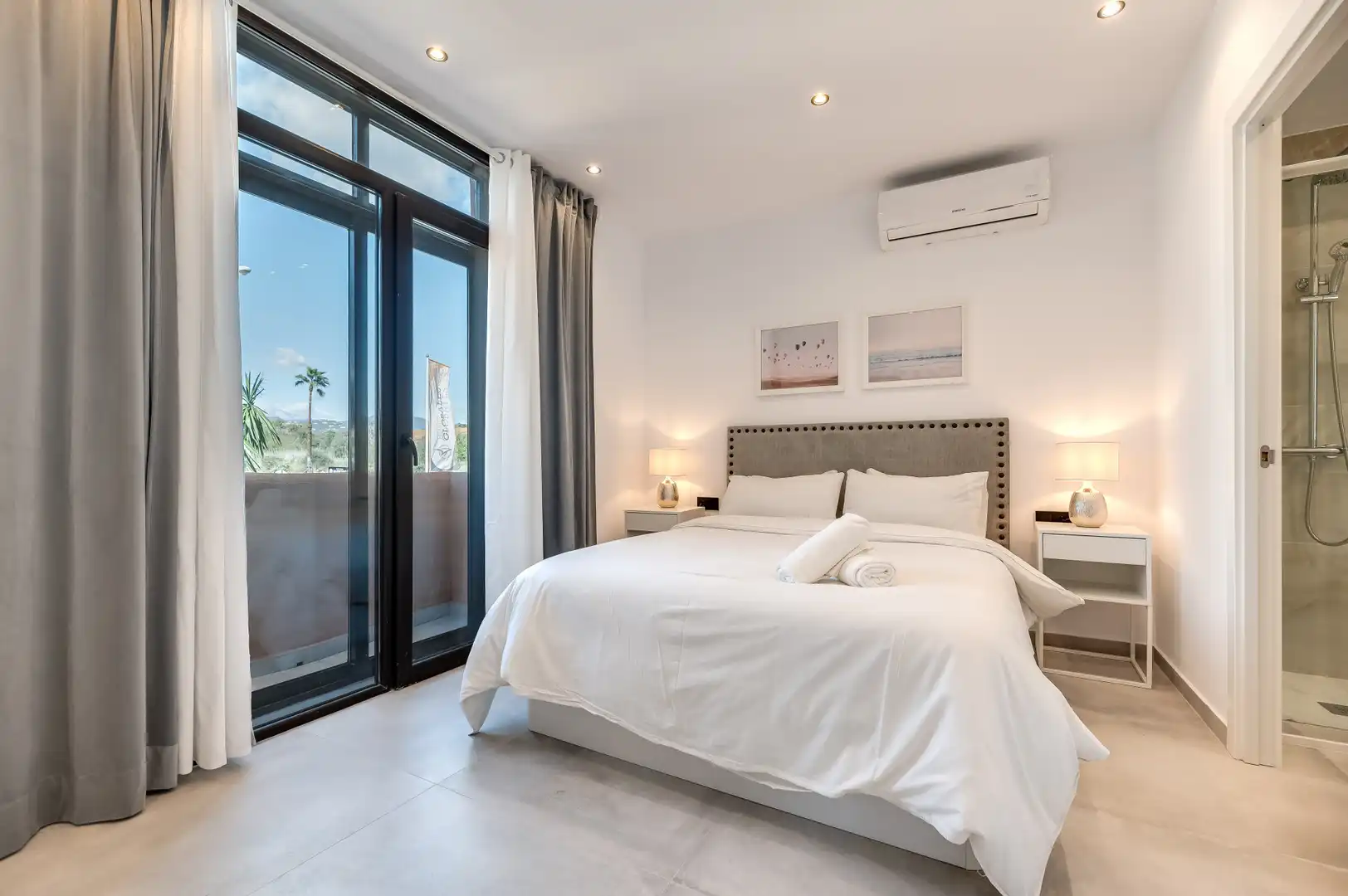 Dormitori de Apartament en venda en Estepona amb Aire condicionat, Terrassa i Piscina