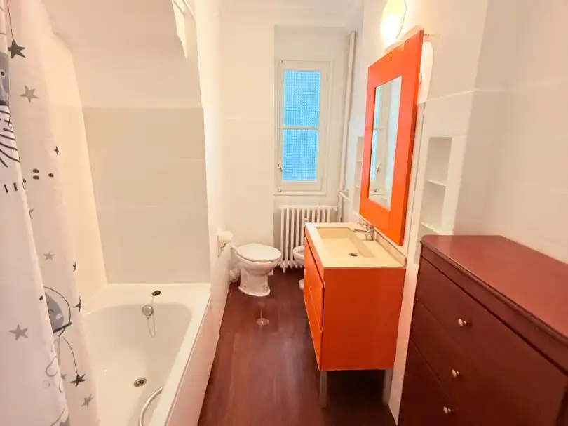 Bathroom of Flat for sale in  Madrid Capital  with Air Conditioner, Terrace and Balcony
