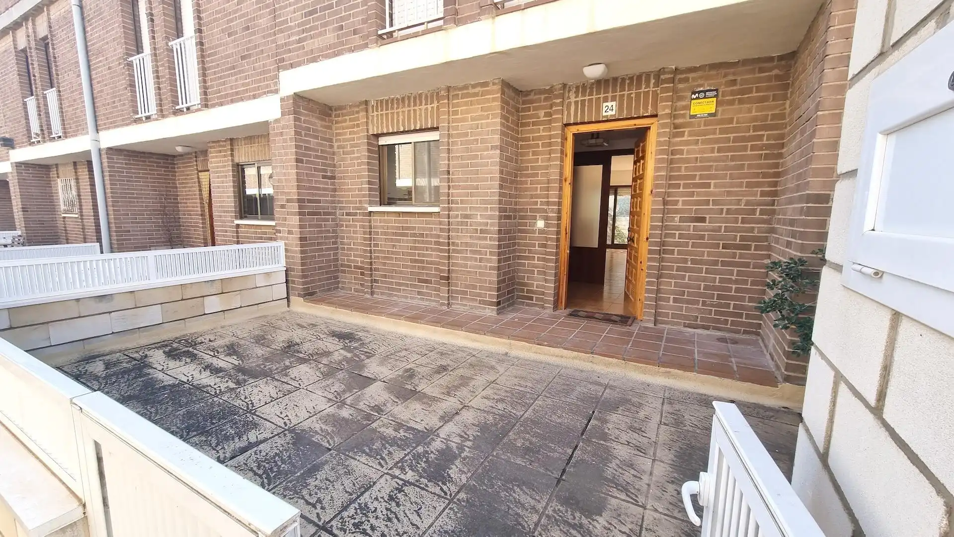 Außenansicht von Einfamilien-Reihenhaus zum Verkauf in Villanueva de Gállego mit Terrasse
