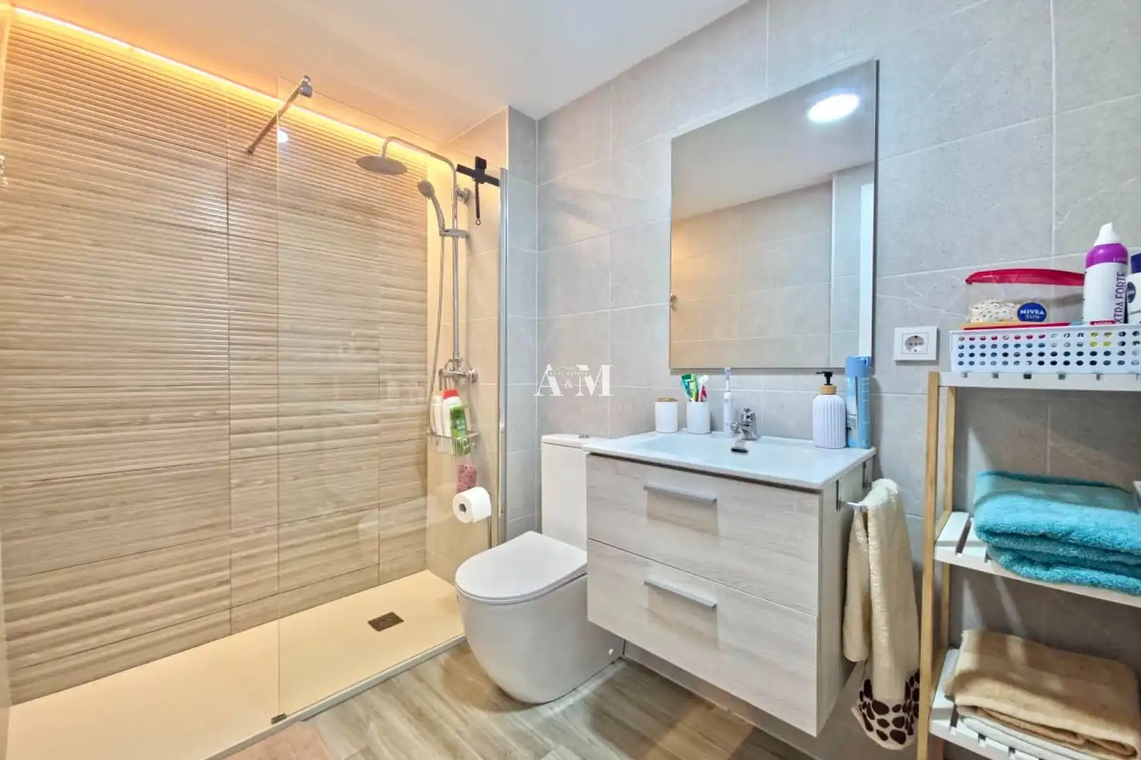 Bathroom of Flat for rent in Torrevieja  with Air Conditioner, Heating and Terrace