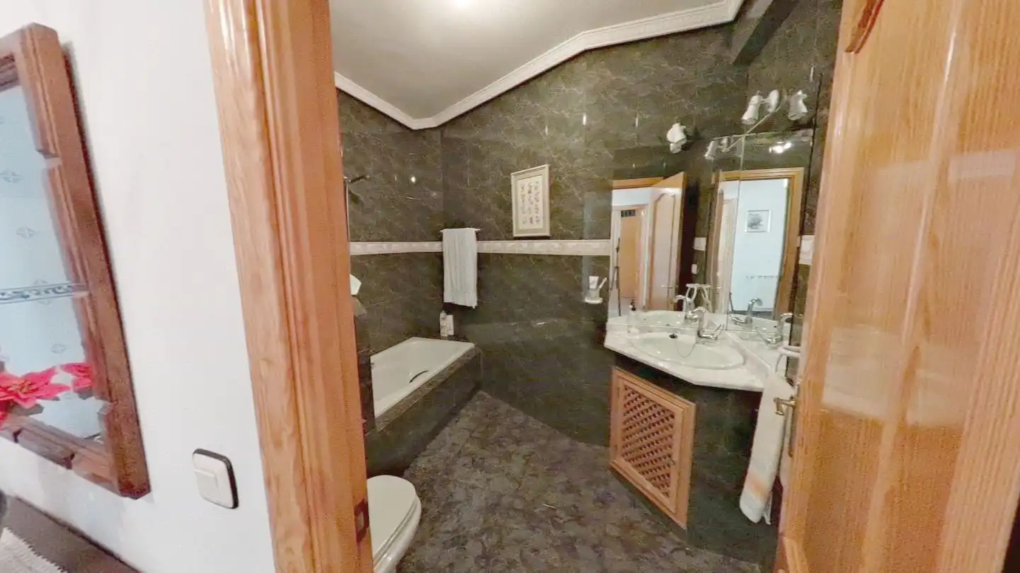 Baño de Piso en venta en Navahermosa con Calefacción, Terraza y Amueblado