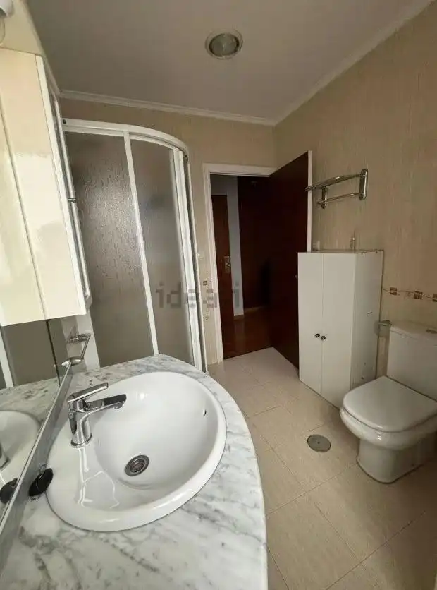 Badezimmer von Wohnung zum Verkauf in Ourense Capital  mit Heizung, Privatgarten und Parkett