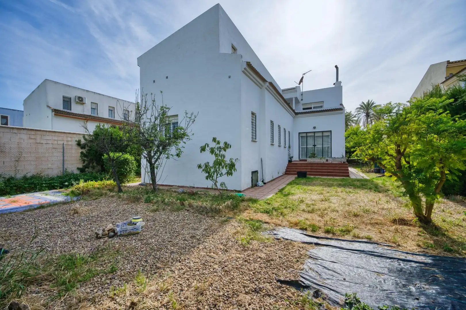 Vista exterior de Casa o xalet en venda en Espartinas amb Jardí privat, Terrassa i Traster
