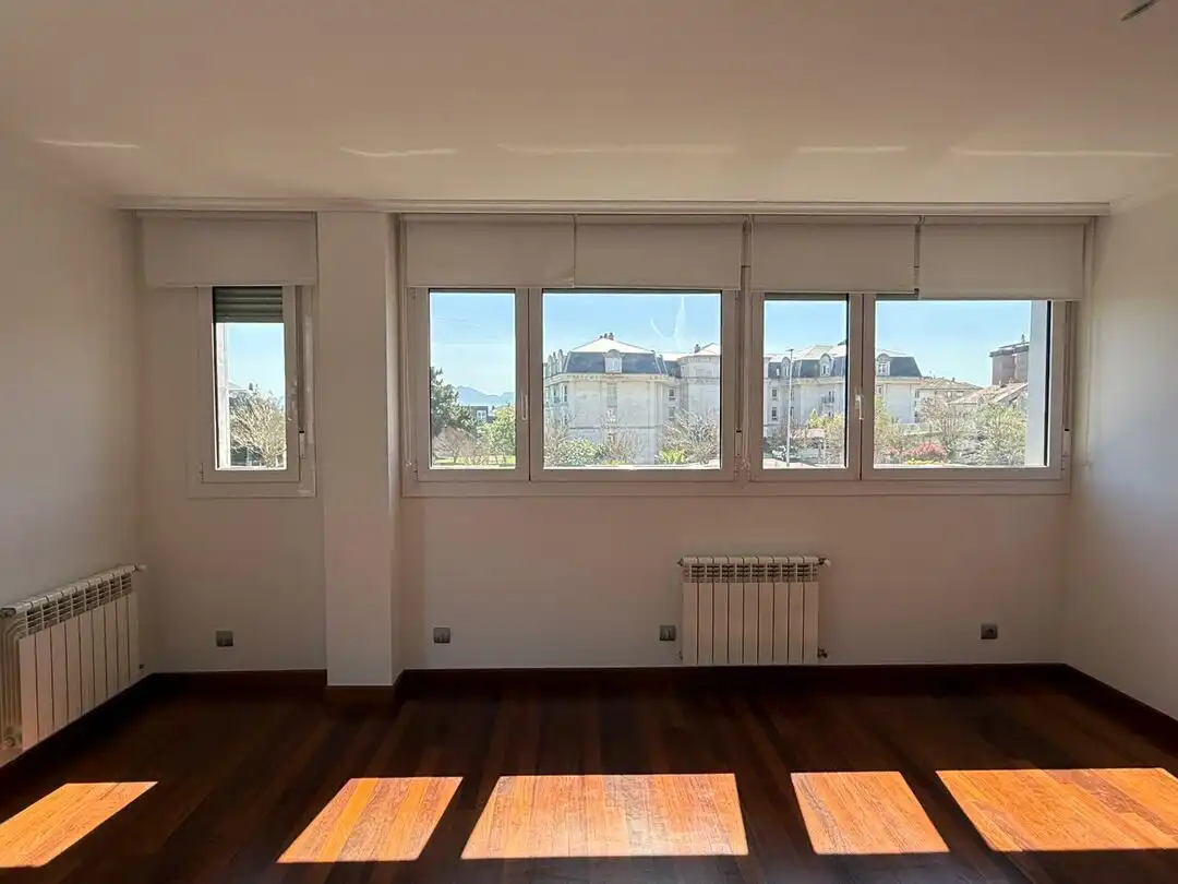 Wohnzimmer von Wohnung zur Miete in Santander mit Heizung, Privatgarten und Abstellraum