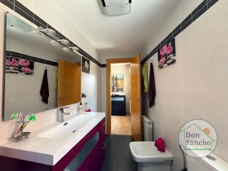 Baño de Casa adosada en venta en Santovenia de Pisuerga con Calefacción y Terraza