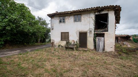 Casa para rehabilitar con cuadra, hórreo  y finca edificable en La MadalenaVillaviciosa