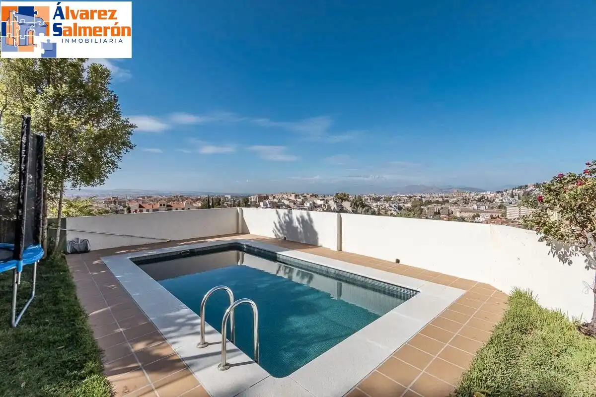 Piscina de Casa o xalet en venda en Granada amb Aire condicionat, Jardí privat i Terrassa
